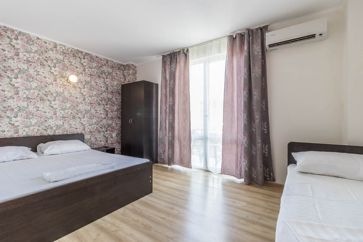 Gostevoj-dom-Laguna-3-mestnyj-standart-s-balkonom-7