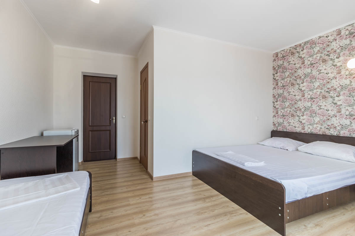Gostevoj-dom-Laguna-3-mestnyj-standart-s-balkonom-8